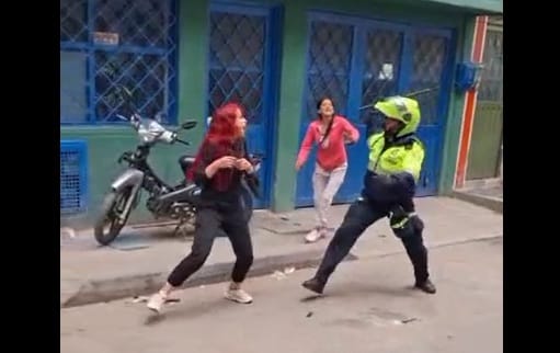 VIDEO: Golpiza en medio de un procedimiento policial dejó varios heridos, entre ellos a una mujer sin dientes imagen de la publicación