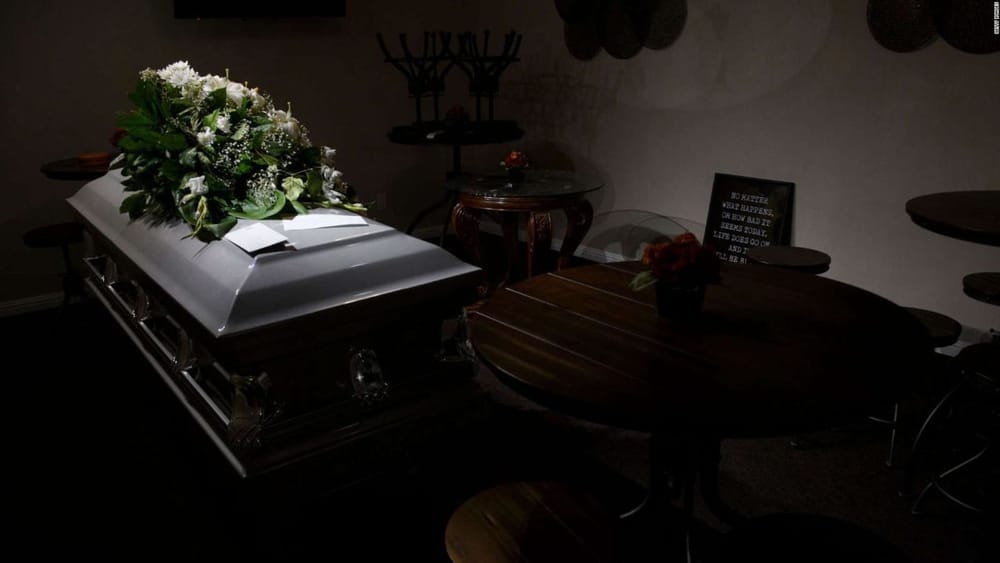 Mujer declarada muerta por una médica forense revivió en el ataúd imagen de la publicación