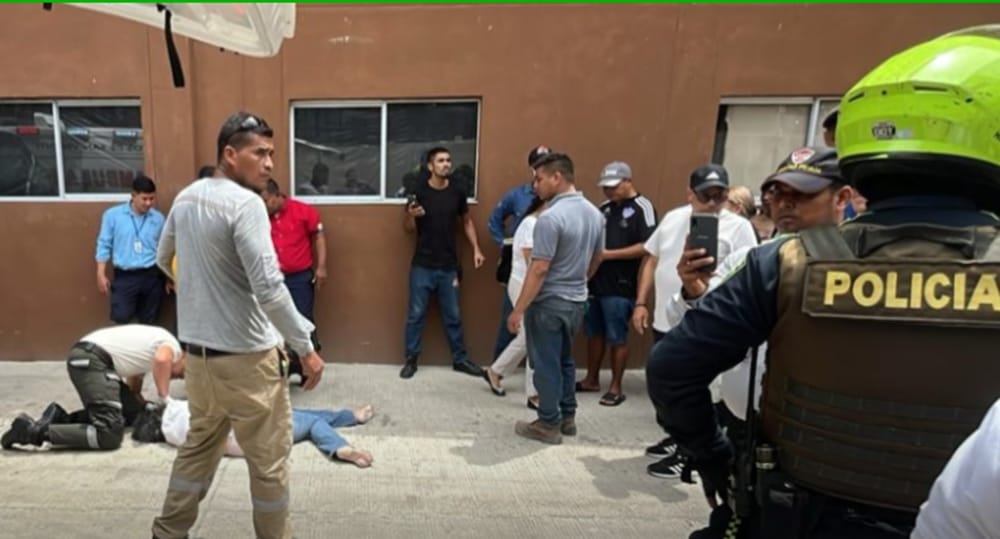 Mujer se lanzó desde el quinto piso de famoso centro comercial imagen de la publicación