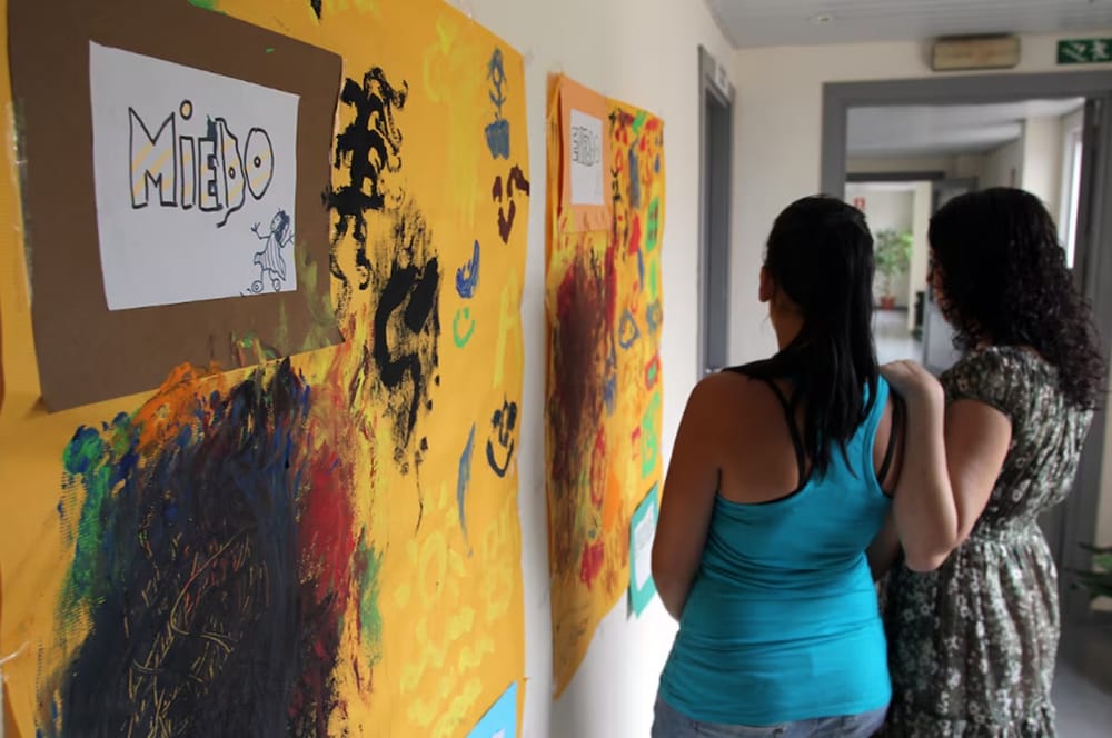 Mujeres alejadas de sus parejas por maltrato reciben más vejaciones en la 'cárcel' donde las protegen imagen de la publicación