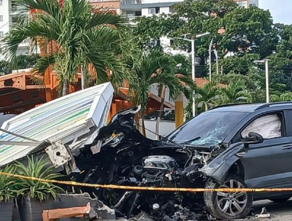 Conductor destruyó su vehículo al chocarlo contra una estación de combustibles en Floridablanca imagen de la publicación