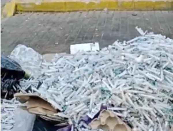 Buscan responsables de desechar miles de jeringas y agujas imagen de la publicación