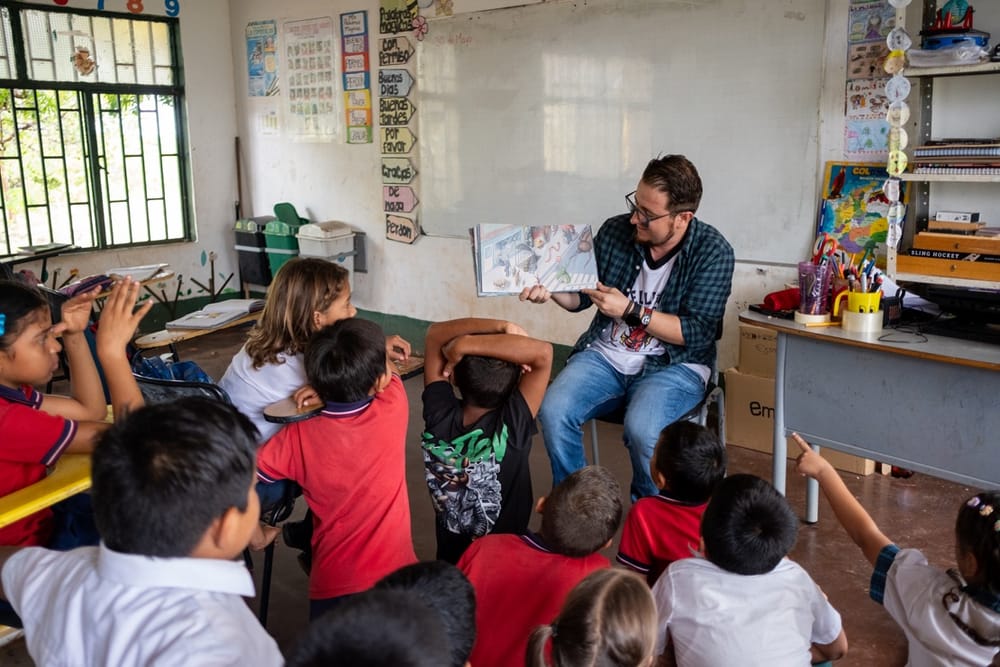 Bajo un palo de mango y con un celular tres niños del Vichada crean un podcast que ya es referente nacional imagen de la publicación