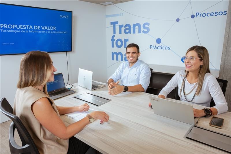 Las pymes colombianas recibirán capacitación estratégica en seminarios presenciales de SURA imagen de la publicación