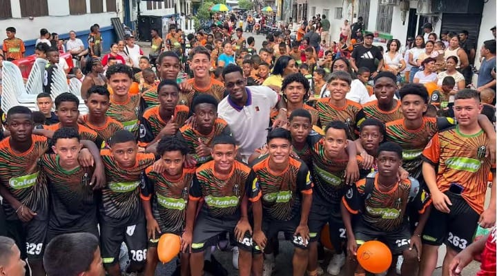 Jhon Durán vuelve a Zaragoza con una misión social: su fundación ya impacta a más de 200 niños imagen de la publicación