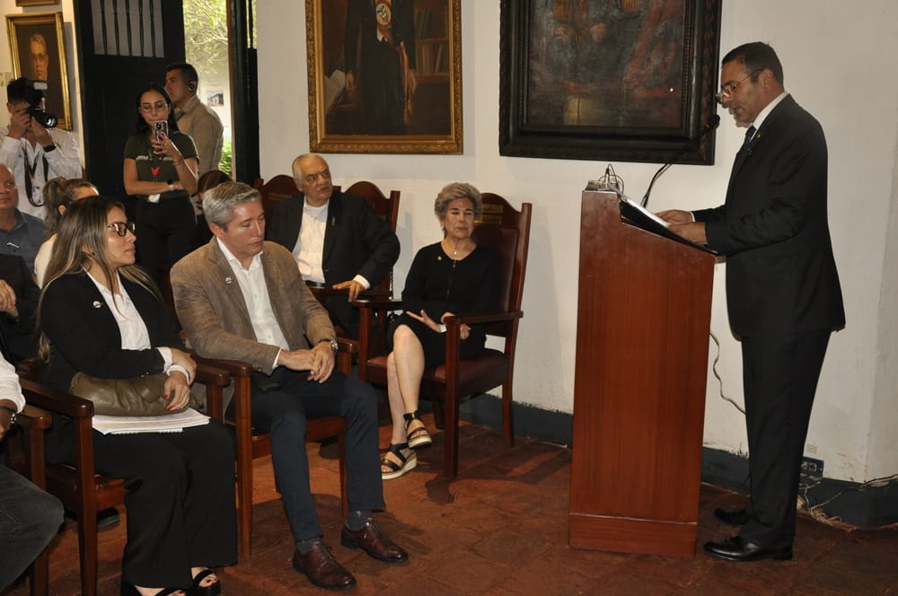 Academia de Historia recibe al gobernador de Santander imagen de la publicación