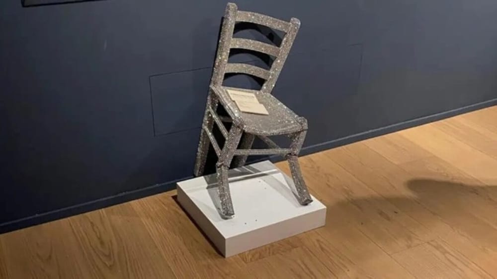 Museo de Verona denuncia a turista por dañar silla de cristales Swarovski imagen de la publicación