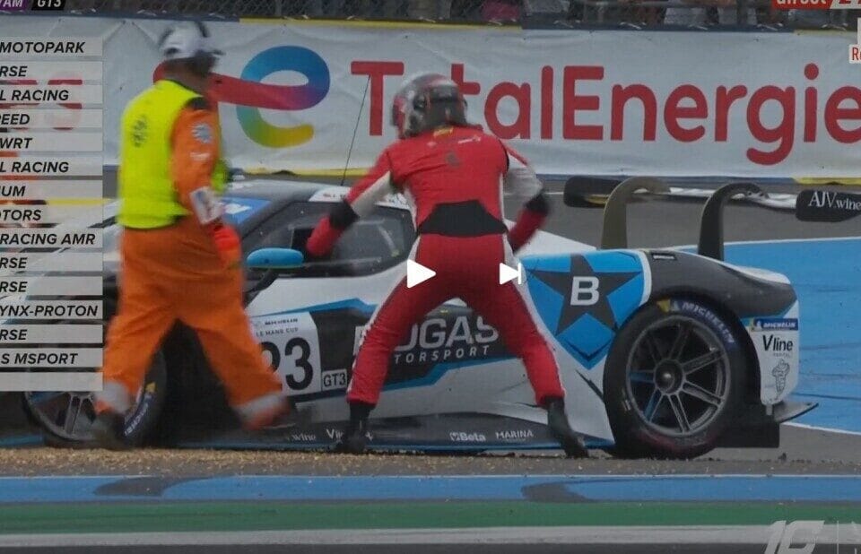 Pilotos se fueron a los golpes tras choque en el arranque de la Copa Le Mans imagen de la publicación