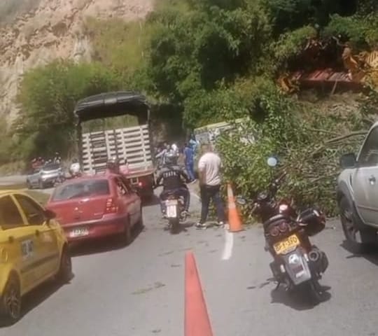 Conductor de grúa se estrella vía al aeropuerto imagen de la publicación