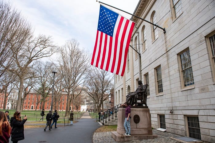 “Esto no es solo Harvard, es Estados Unidos”: jueza bloquea veto estudiantil de Trump imagen de la publicación