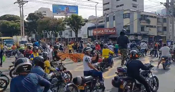 Motociclistas protestaron en Bucaramanga contra la restricción al parrillero hombre imagen de la publicación