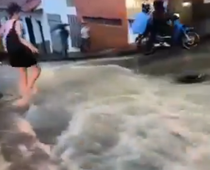 Lluvias colapsaron alcantarillado y causaron bloqueos viales en San Gil imagen de la publicación
