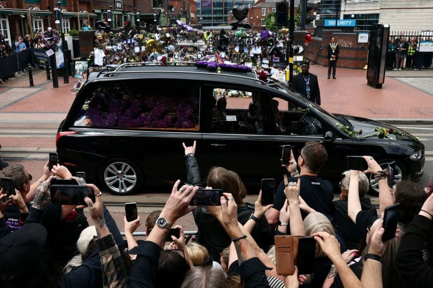 Multitudinaria despedida a Ozzy Osbourne en su ciudad natal de Birmingham imagen de la publicación