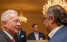 Uribe contesta a Petro con ácida ironía a la propuesta de que se acoja a la JEP: “Cuando se haga un examen toxicológico hablamos” imagen de la publicación