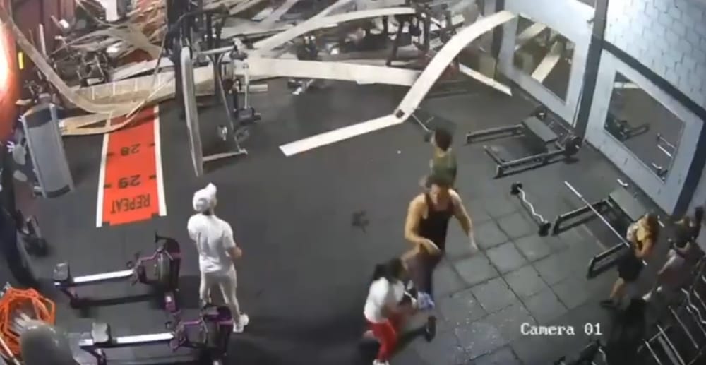 Colapsó techo en un gimnasio y puso a prueba el físico y la velocidad de los usuarios imagen de la publicación