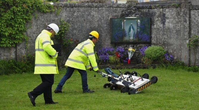 Inicia excavación de una fosa común en Iglesia de Irlanda imagen de la publicación