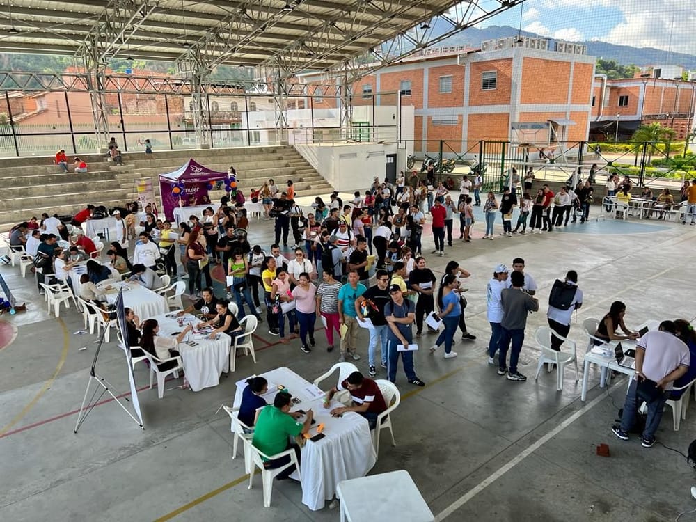 Excelente respuesta en la Primera Feria de Empleo para Gironeses imagen de la publicación