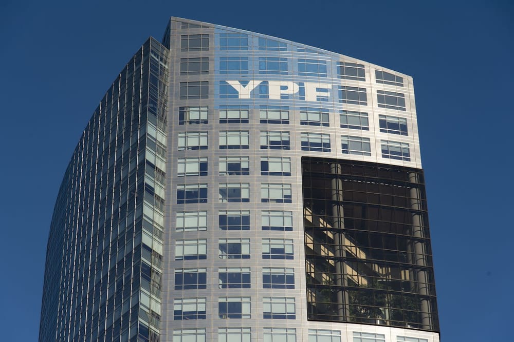 EE. UU. ordena a Argentina entregar el 51 % de YPF para saldar millonaria deuda imagen de la publicación