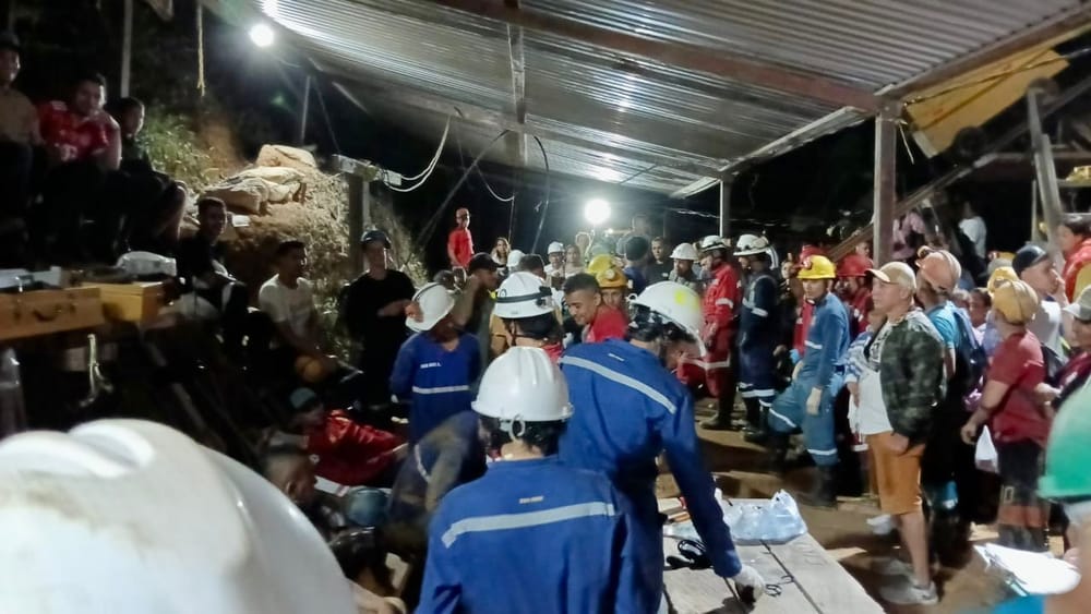 ¡Rescate Heroico: 18 mineros atrapados en mina de Antioquia  regresan con vida imagen de la publicación