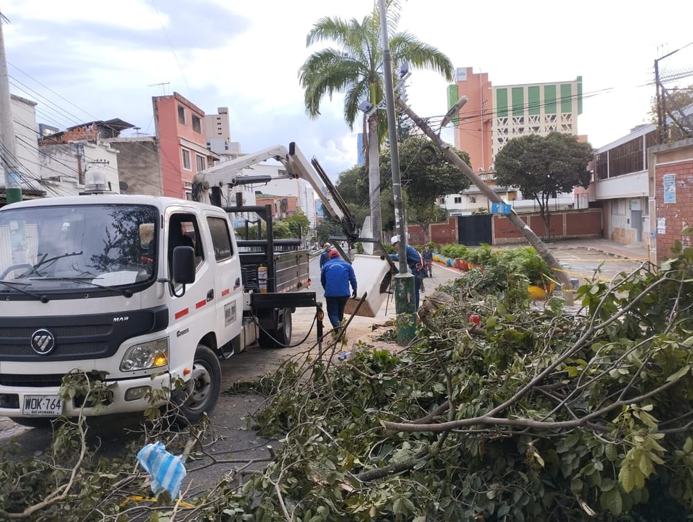 Balance de las emergencias por fuerte lluvia con tormenta eléctrica en Bucaramanga imagen de la publicación