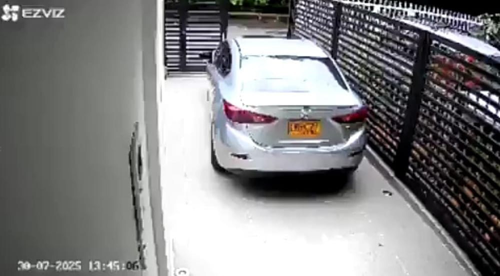 Video- Sujetos en moto roban a ciudadano mientras este parqueaba su vehículo imagen de la publicación