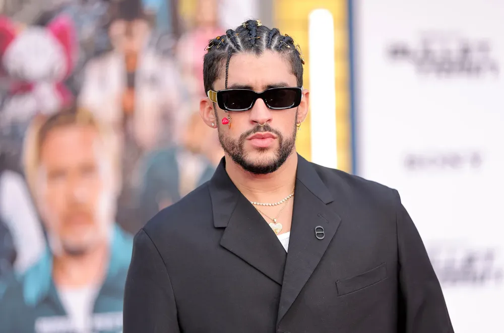 Bad Bunny en el ojo del huracán por uso de gallinas vivas en sus conciertos imagen de la publicación