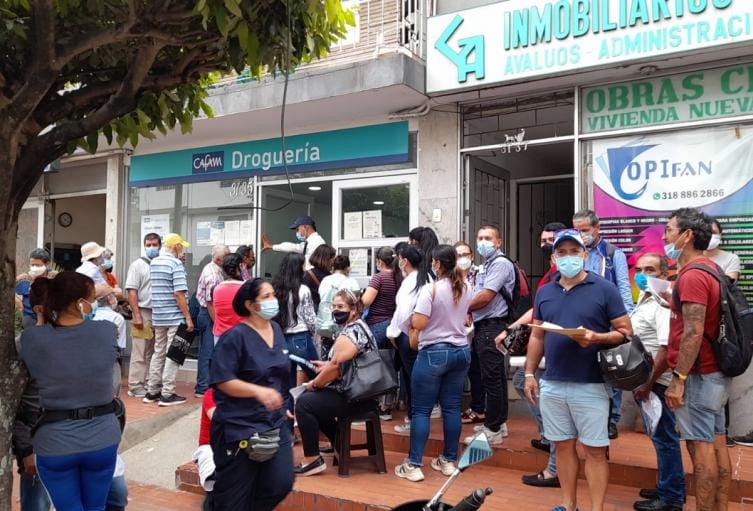 Largas filas para acceder a medicamentos en Bogotá Está reventado el sistema de salud imagen de la publicación