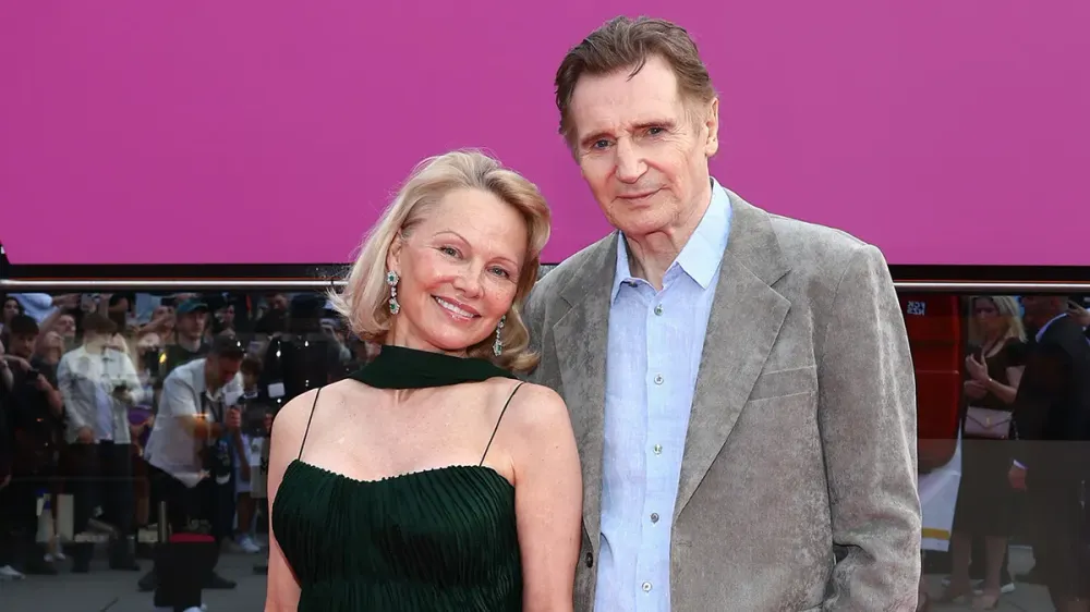 Liam Neeson y Pamela Anderson: una escena íntima, un trío incómodo y una inesperada relación imagen de la publicación