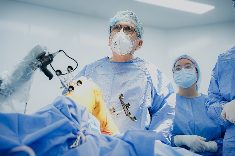 Médicos en Santander realizan la primera cirugía unicompartimental de rodilla con asistente robótico imagen de la publicación