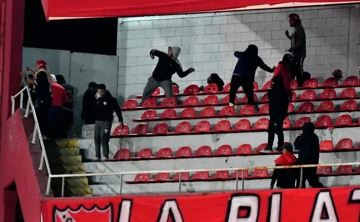 Cientos de heridos y caos total en juego por Copa Suramericana imagen de la publicación