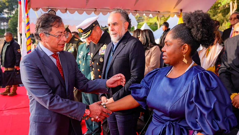 Petro y Francia Márquez se reconciliaron durante la celebración de los 215 años del Ejército Nacional imagen de la publicación