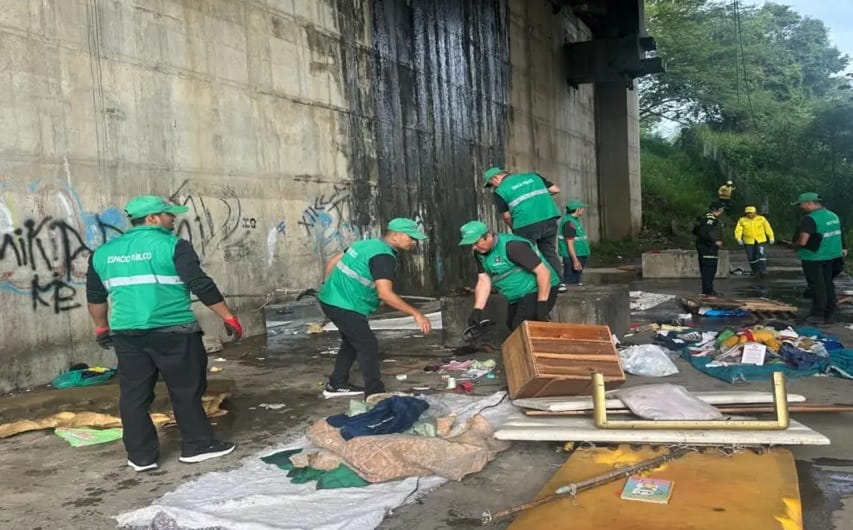 Desalojados cambuches de debajo del Puente de la Novena en Bucaramanga imagen de la publicación