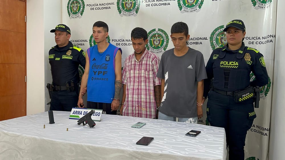 Tres hombres capturados en flagrancia con arma de fuego en Centroabastos imagen de la publicación