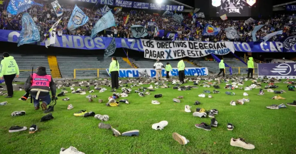 Hinchas de Millonarios lanzaron zapatos a la cancha en El Campín: partido suspendido y crisis en el club imagen de la publicación