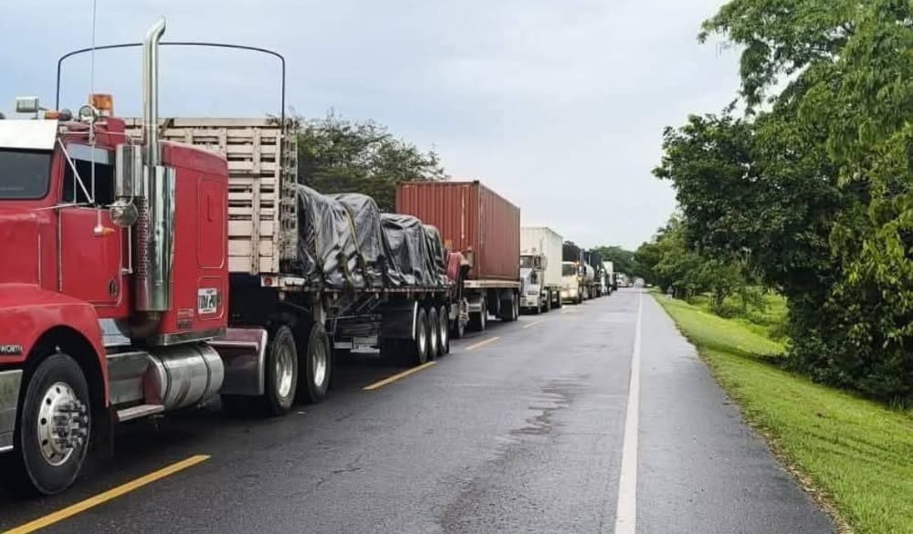 Comunidades Bloquean Vía en Magdalena Medio por Presunta Adjudicación de Tierras a Ex-Farc imagen de la publicación