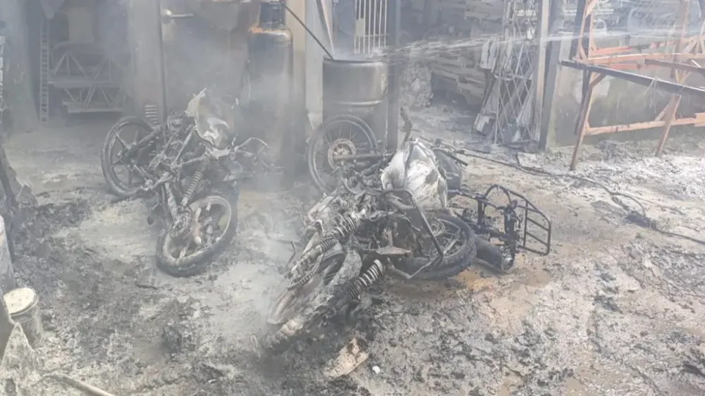 Incendio en taller de Bucaramanga deja dos personas heridas y tres motos quemadas imagen de la publicación