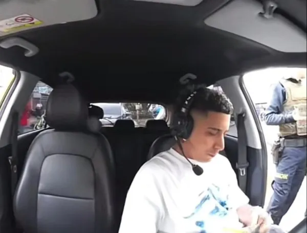 Policía detuvo transmisión en vivo de Mr. Stiven mientras trabajaba como taxista imagen de la publicación