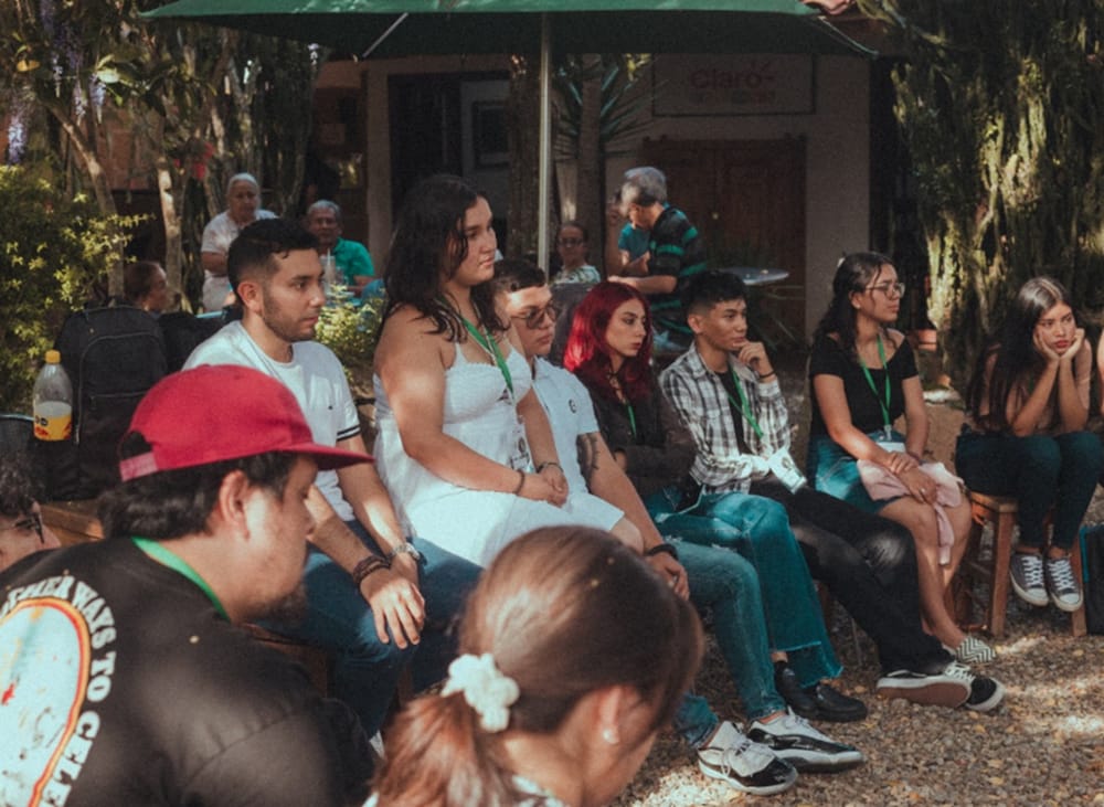 Enfrentamientos entre bandas  criminales mantienen encerrada a la población en una iglesia del Magdalena Medio imagen de la publicación