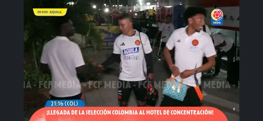 El bolso de Johan Mojica que se robó las miradas en Barranquilla imagen de la publicación