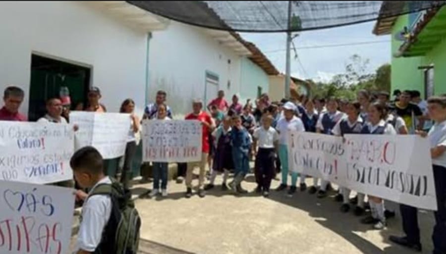 Paro en Guacamayo para exigir construcción del colegio Santa Rita del Opón imagen de la publicación