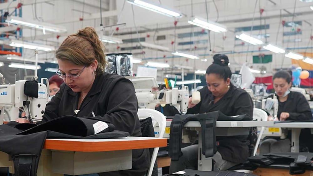 Petro solicitó a MinComercio quitar aranceles al sector cuero y textiles imagen de la publicación