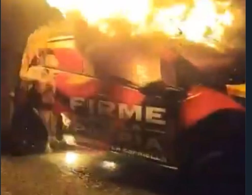 ELN declaró objetivo militar a Abelardo de la Espriella: ya le quemaron un carro de la campaña imagen de la publicación