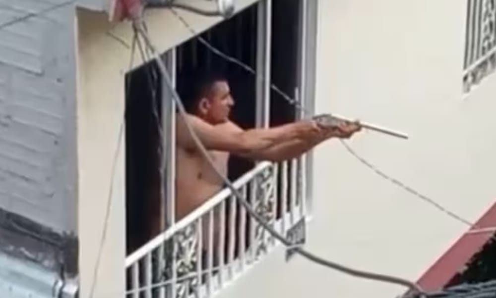Capturado hombre por escándalo público y amenazar a la comunidad con una escopeta imagen de la publicación