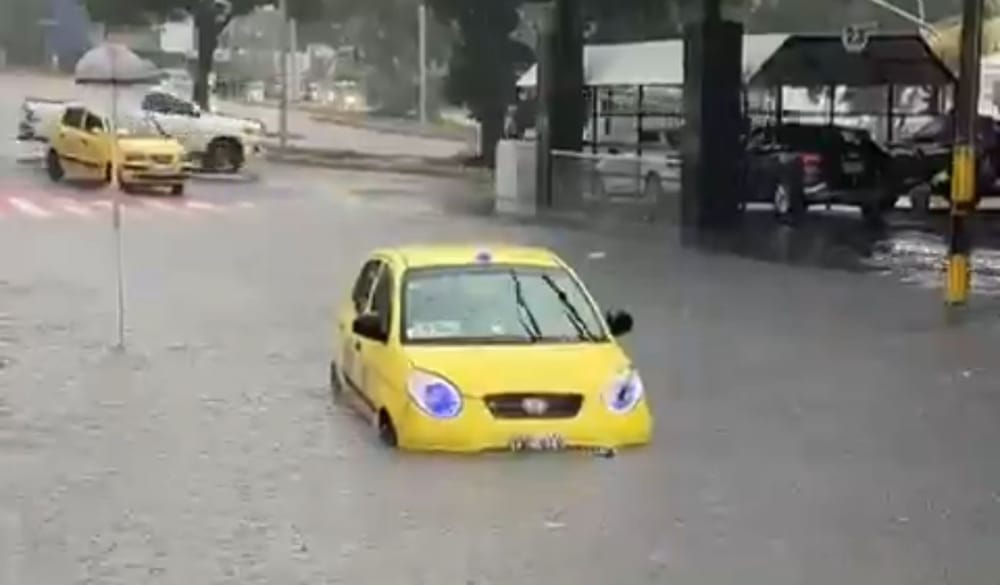 Ola invernal tiene en alerta varios puntos de Bucaramanga por peligro de desbordamiento  de ríos y derrumbes imagen de la publicación