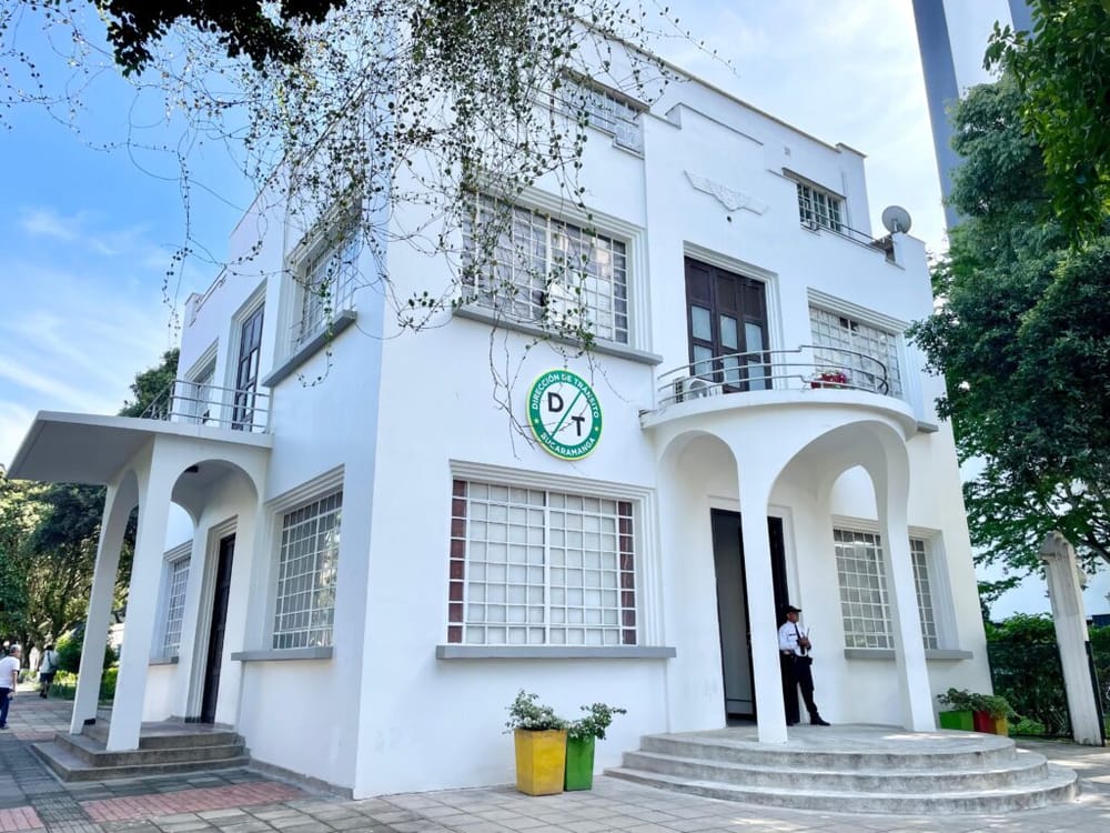 Usuarios agreden a funcionarios de Dirección de Tránsito de Bucaramanga por fallo en el sistema imagen de la publicación