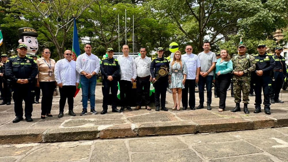 Alcaldía de San Gil refuerza la seguridad con la entrega de una camioneta a la Policía de Santander imagen de la publicación