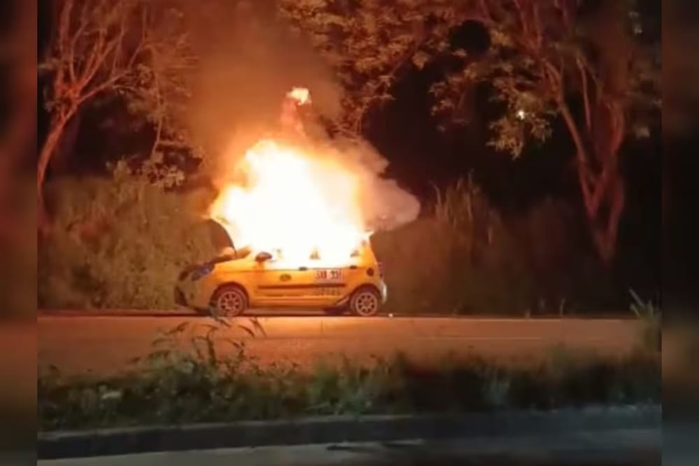 Taxi quedó reducido a chatarra tras incendio en plena vía de Bucaramanga imagen de la publicación