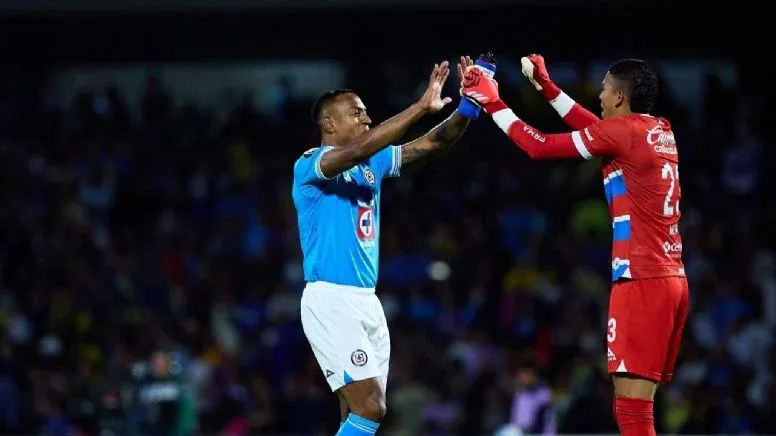 Willer Ditta y Kevin Mier, en el ojo del huracán en Cruz Azul tras regresar tarde de la Selección Colombia imagen de la publicación