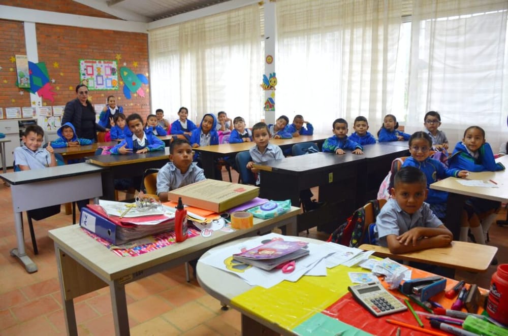 Programa Donaciones con Responsabilidad Social de la UIS entregó mobiliario a la escuela La Fuente, El Tabacal, en Los Santos imagen de la publicación