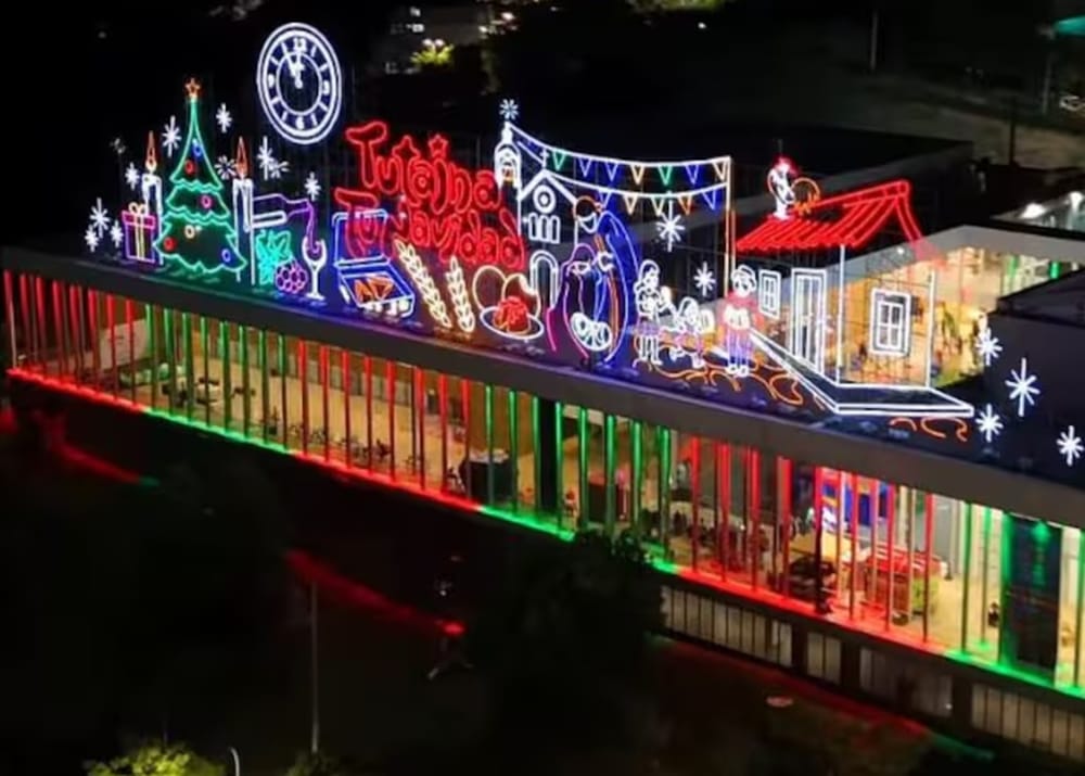 Postal de luces y tradiciones con dos mil metros cuadrados imagen de la publicación